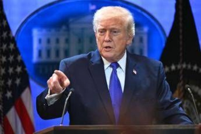 Schiaffo della Corte Suprema a Trump sui dazi, varata tariffa del 10% per tutti i Paesi