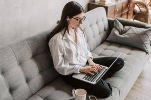 Caro energia e smart working, quanto costa lavorare da casa tra pc e climatizzatore Caro energia e smart working, quanto costa lavorare da casa tra pc e climatizzatore