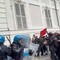 Torino, tensioni e scontri al corteo: lancio di oggetti e cariche della polizia Torino, tensioni e scontri al corteo: lancio di oggetti e cariche della polizia