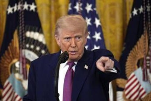 Iran, Trump chiede una coalizione: "Altri paesi mandino navi per aprire lo Stretto di Hormuz" Iran, Trump chiede una coalizione: "Altri paesi mandino navi per aprire lo Stretto di Hormuz"