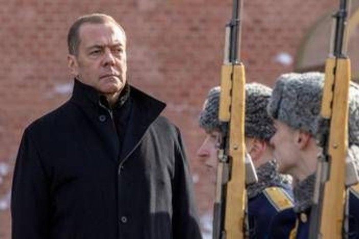 Guerra ibrida, Germania accusa Russia e Medvedev minaccia: "Meriterebbe un attacco diretto"