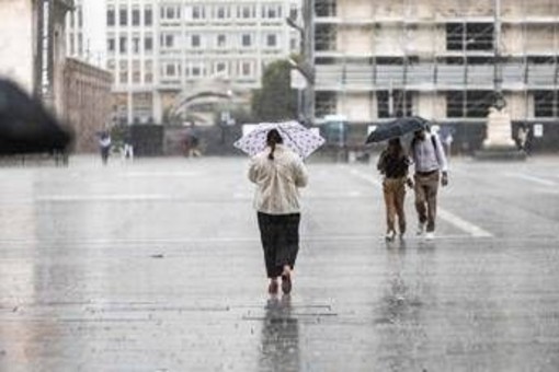 Maltempo, scuole chiuse e allerta meteo arancione e gialla per temporali sabato 10 ottobre: le regioni a rischio