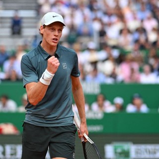 Sinner vola in finale a Montecarlo, battuto Zverev in due set