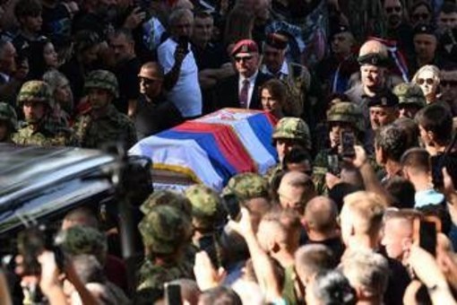 Serbia, migliaia a Belgrado per i funerali di Mladic. Ue: "Era un criminale"