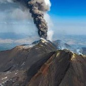 Eruzione Etna, voli in arrivo sospesi fino alle 12 all'aeroporto di Catania Eruzione Etna, voli in arrivo sospesi fino alle 12 all'aeroporto di Catania