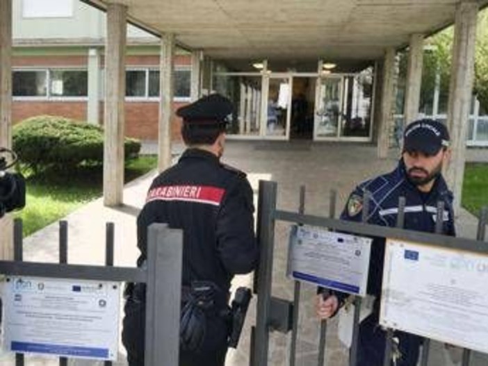 Insegnante accoltellata da studente a Bergamo, Bertolaso: "Salvata da trasfusione in elicottero" Insegnante accoltellata da studente a Bergamo, Bertolaso: "Salvata da trasfusione in elicottero"