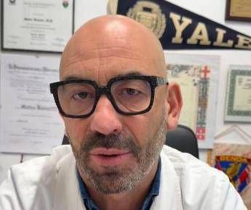 Smartphone prima di dormire? "Provoca problemi seri", l'allarme di Bassetti