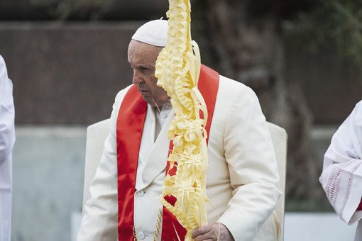 Il Papa con voce affaticata, non legge l’omelia per Domenica delle Palme