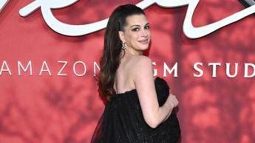 Anne Hathaway torna con 'Verity': "Oggi si può scegliere la propria verità, è inquietante" Anne Hathaway torna con 'Verity': "Oggi si può scegliere la propria verità, è inquietante"