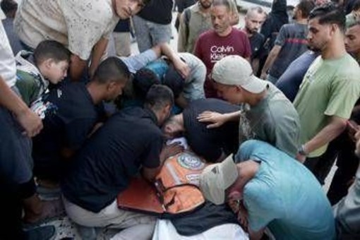 Edificio crolla nella a Gaza, almeno 11 morti: "50 bambini tra le 100 persone intrappolate, stavano dormendo" Edificio crolla nella a Gaza, almeno 11 morti: "50 bambini tra le 100 persone intrappolate, stavano dormendo"