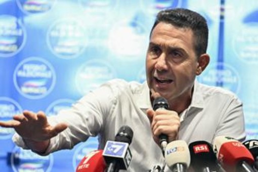 Sondaggio politico, Fratelli d'Italia scende e Pd fermo: Vannacci vola
