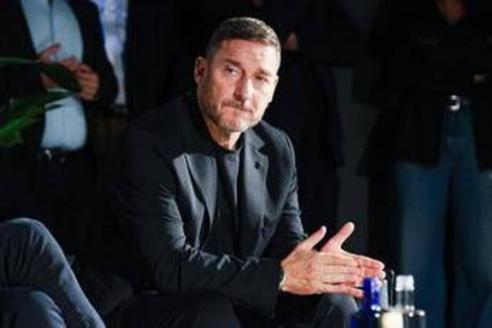 Roma, Totti: "Ultimo anno giocavo contro tutti, mi hanno fatto smettere" Roma, Totti: "Ultimo anno giocavo contro tutti, mi hanno fatto smettere"