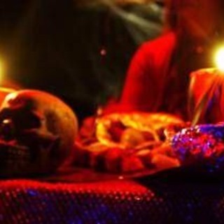 Rubano due teschi al cimitero per farne paralumi. Lo psichiatra: &quot;Antisociali con feticismo per la morte&quot;