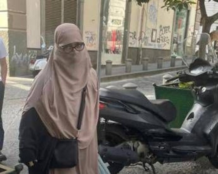 Sangiuliano posta foto di donna con niqab a Napoli: "Ecco pericolo islamizzazione" Sangiuliano posta foto di donna con niqab a Napoli: "Ecco pericolo islamizzazione"