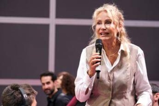 Licia Colò a Verissimo, insultata per l'età: "Mi dicono di andare in pensione. Ho 64 anni e sono felice" Licia Colò a Verissimo, insultata per l'età: "Mi dicono di andare in pensione. Ho 64 anni e sono felice"