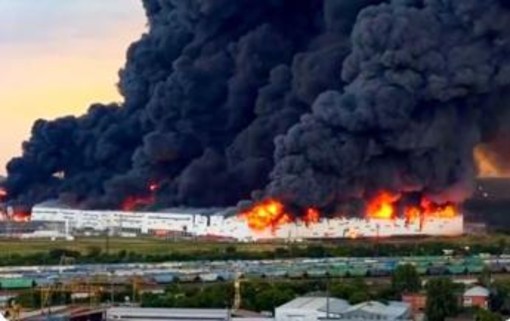 Droni ucraini in Russia, almeno due morti e incendi nei siti industriali: colpiti Wildberries e raffinerie