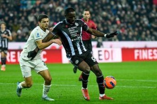 Davis tocca di braccio e segna, il Var convalida il gol: polemiche in Udinese-Lazio