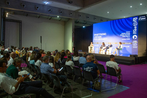 L’uso degli smartphone tra limiti e libertà, dibattito al Meeting di Rimini L’uso degli smartphone tra limiti e libertà, dibattito al Meeting di Rimini