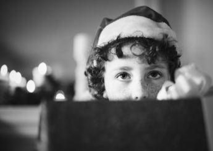 Natale, doni ai bimbi a mezzanotte? La pediatra: "Meglio scartarli il mattino dopo, ecco perché"