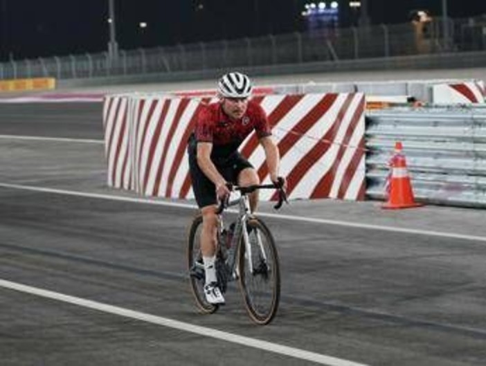 Dalle quattro ruote ai pedali: Bottas va da Sepang a Singapore in bici Dalle quattro ruote ai pedali: Bottas va da Sepang a Singapore in bici