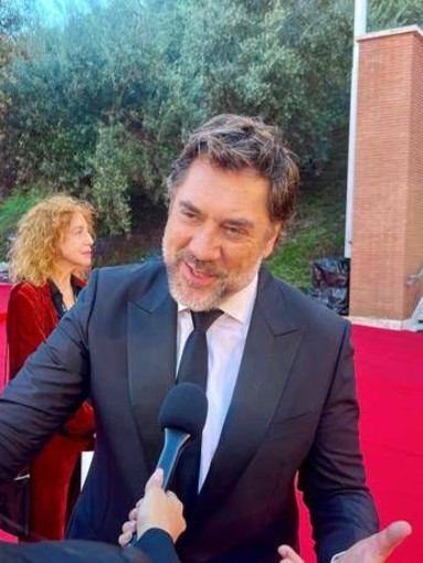 Festa Roma: Javier Bardem show, infiamma il red carpet e si siede al posto dei fotografi Festa Roma: Javier Bardem show, infiamma il red carpet e si siede al posto dei fotografi