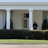 Il giallo del ricovero di Trump, il presidente Usa lontano dall'occhio pubblico: "Al lavoro per gli americani"