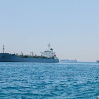Petroliera colpita da tre proiettili nello Stretto di Hormuz, nessuna vittima