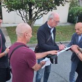 Roma non dimentica Falcao: selfie e autografi con i tifosi, poi spunta... la storica maglia numero 5 Roma non dimentica Falcao: selfie e autografi con i tifosi, poi spunta... la storica maglia numero 5
