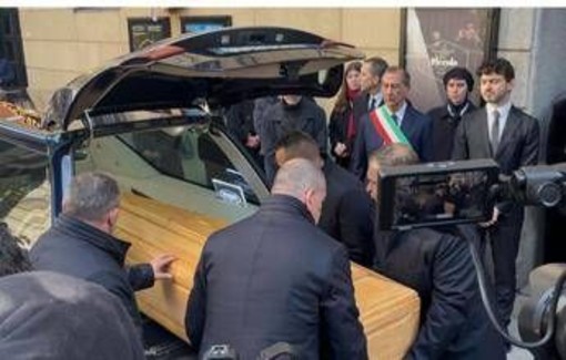 Ornella Vanoni, feretro arriva tra gli applausi al Piccolo Teatro: apre camera ardente a Milano