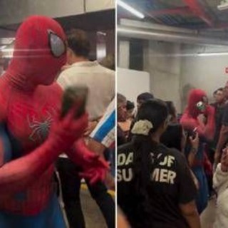 Spider-Man, fuga dal cinema per flatulenza killer: scappa anche l'Uomo Ragno Spider-Man, fuga dal cinema per flatulenza killer: scappa anche l'Uomo Ragno