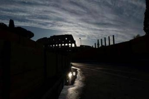 Roma, nella notte incidente sul lavoro al Colosseo: muore operaio di 22 anni Roma, nella notte incidente sul lavoro al Colosseo: muore operaio di 22 anni