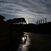 Roma, nella notte incidente al Colosseo: muore operaio di 22 anni Roma, nella notte incidente al Colosseo: muore operaio di 22 anni