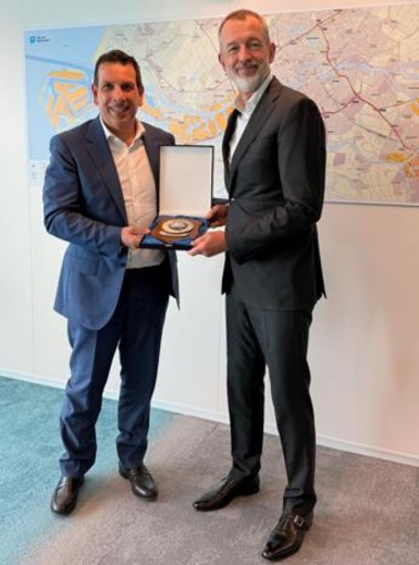 Porti, incontro tra il presidente Adsp Mtcs Raffaele Latrofa e il Ceo del Porto di Rotterdam Boudewijn Siemons Porti, incontro tra il presidente Adsp Mtcs Raffaele Latrofa e il Ceo del Porto di Rotterdam Boudewijn Siemons