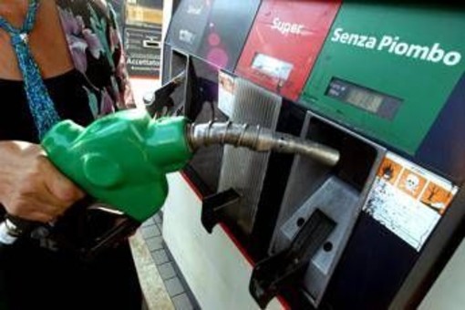 Caro carburanti, Eni: "Da lunedì un tetto ai prezzi di benzina e gasolio per 30 giorni" Caro carburanti, Eni: "Da lunedì un tetto ai prezzi di benzina e gasolio per 30 giorni"