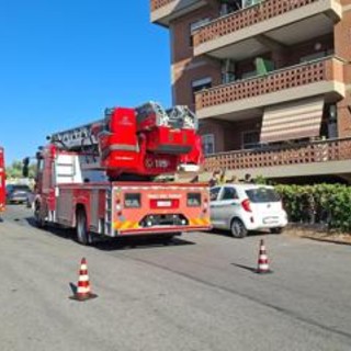 Roma, incendio a via Chiusdino: quattro persone in ospedale dopo aver inalato fumo