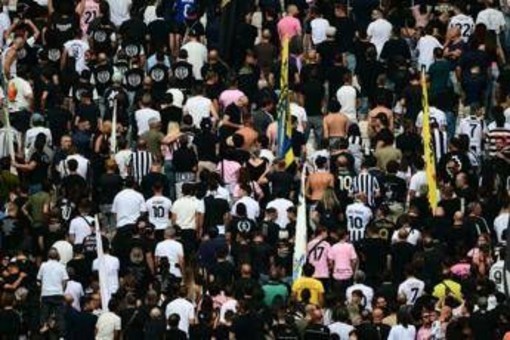 Curva Juve di spalle durante minuto di silenzio per Mazzola, cosa rischiano i bianconeri