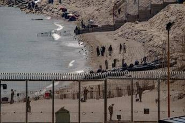 Ceuta, allerta per un nuovo assalto: il Marocco blocca centinaia di migranti Ceuta, allerta per un nuovo assalto: il Marocco blocca centinaia di migranti