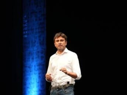 Di Battista ricoverato e le polemiche sul volo di Stato, Ricciardi: "Non è trattamento di favore, racconta la polvere del mondo" Di Battista ricoverato e le polemiche sul volo di Stato, Ricciardi: "Non è trattamento di favore, racconta la polvere del mondo"