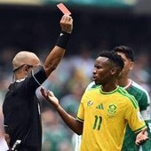 Messico-Sudafrica, piovono rossi: tre espulsi, caos ai Mondiali