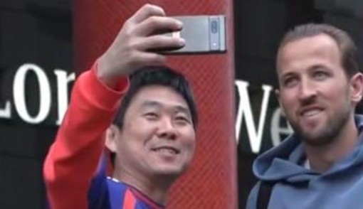 Mondiali, il selfie del ct del Giappone con Kane Mondiali, il selfie del ct del Giappone con Kane