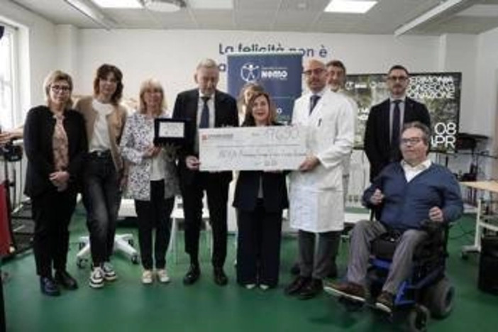 Malattie rare: Sla, consegnata al Centro Nemo di Trento la donazione Aisla