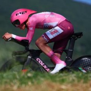Giro d'Italia, Pogacar vince la crono: show della maglia rosa