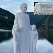 Don Milani, inaugurata la statua con frase anti-comunista: scoppia la polemica