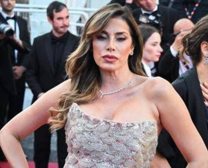 Incidente all'alba per Aida Yespica, urta 5 cassonetti e 2 auto poi insulta i carabinieri e rifiuta l'alcol test