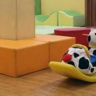 Bimba legata a una sedia con una sciarpa, licenziata educatrice in asilo di Napoli Bimba legata a una sedia con una sciarpa, licenziata educatrice in asilo di Napoli