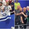 Tifoso sventola bandiera Israele, ct Egitto si infuria e se la prende con un fotografo
