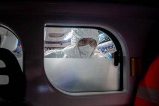 Covid in Francia, impennata di casi con febbre alta e forti emicranie: i nuovi sintomi Covid in Francia, impennata di casi con febbre alta e forti emicranie: i nuovi sintomi