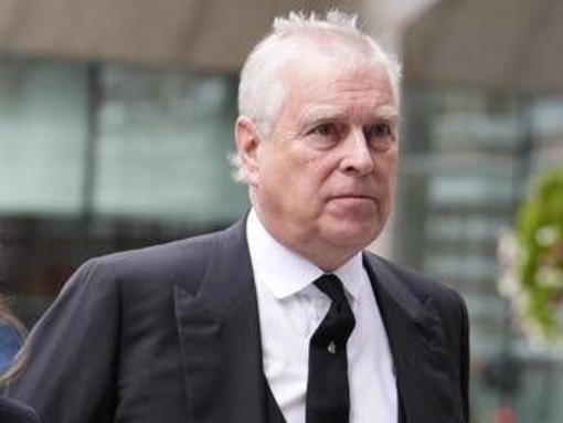 Caso Epstein, la polizia ammette: "Perquisizioni illegittime a casa dell'ex principe Andrea" Caso Epstein, la polizia ammette: "Perquisizioni illegittime a casa dell'ex principe Andrea"