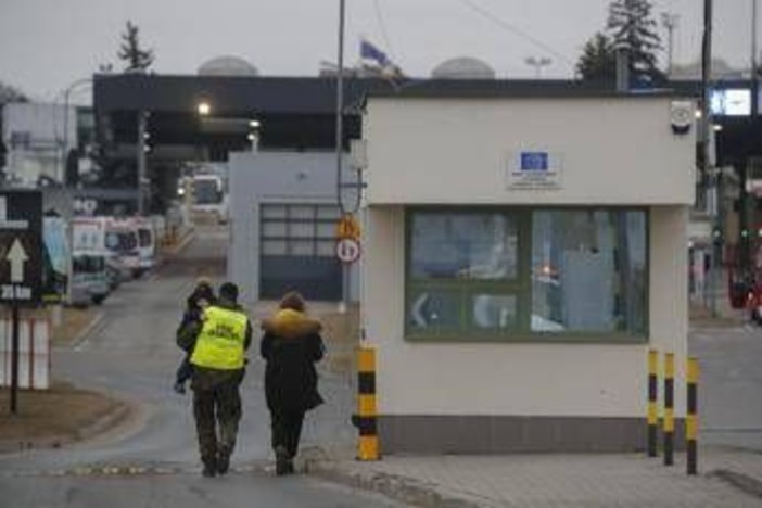 Drone russo danneggia strutture confine Ucraina-Polonia, Varsavia: "No violazione nostro spazio aereo" Drone russo danneggia strutture confine Ucraina-Polonia, Varsavia: "No violazione nostro spazio aereo"