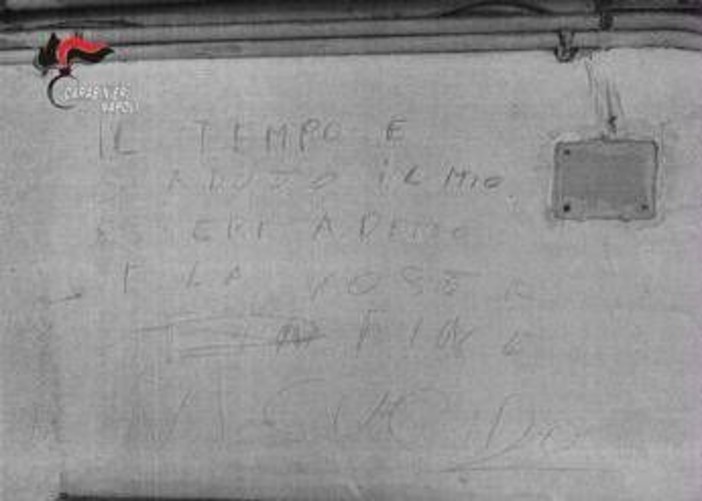 A Napoli arrestato 44enne per maltrattamenti all'ex moglie, sul muro aveva scritto: "Il tempo è scaduto vi uccido"